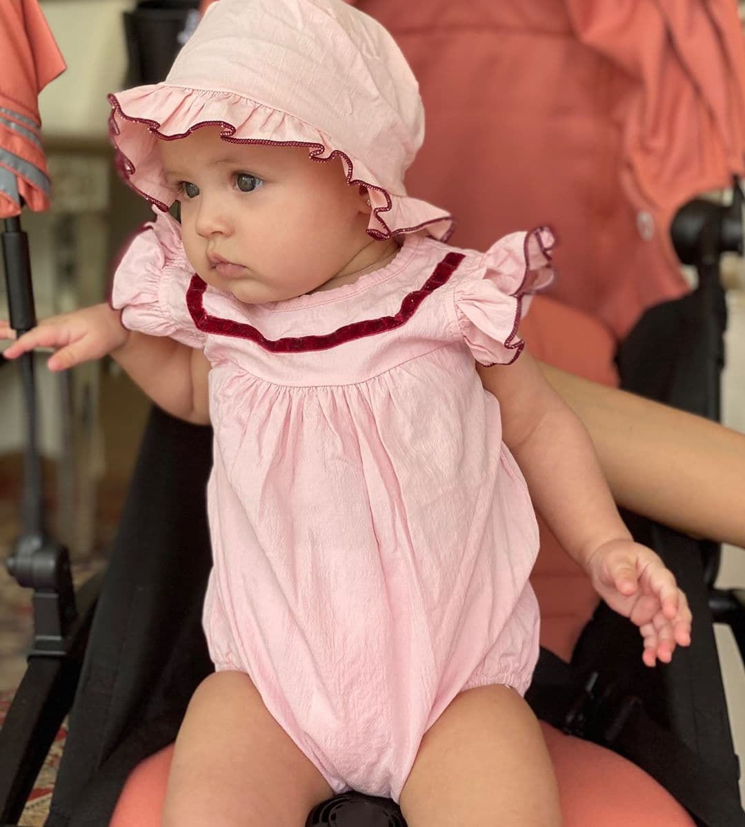 Explicó que le gusta verla con estos accesorios porque resalta su feminidad pues cuando los bebés son menores de seis meses es difícil distinguir si son niñas o niños.
