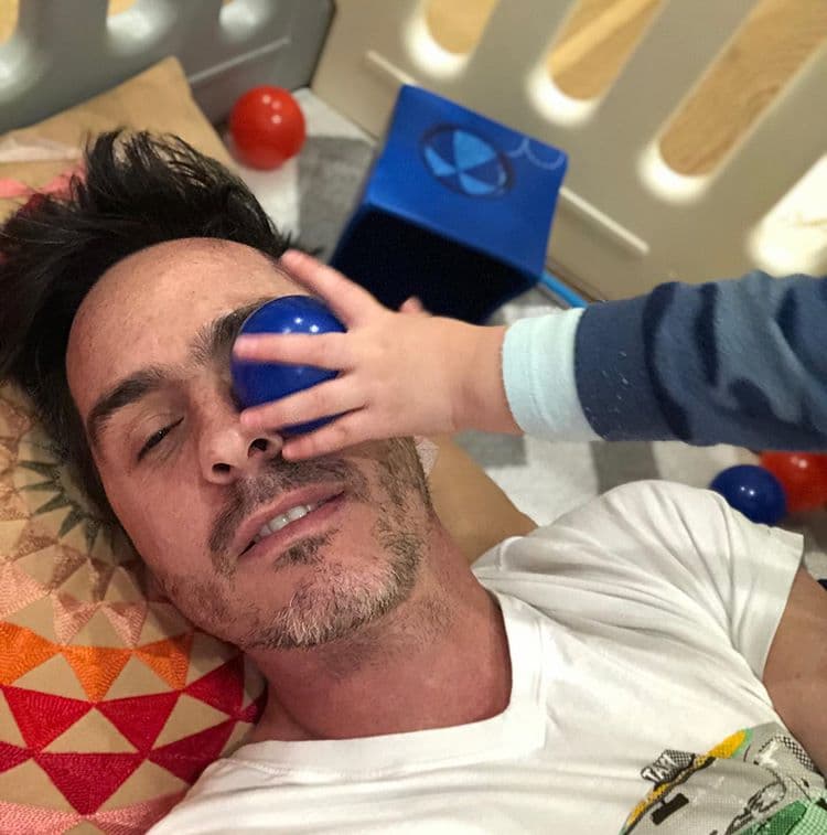 Después de varios días de convivencia, el actor aseguró que perdió la noción del tiempo y un ojo, en tono de broma, mientras Kailani lo tapa con una pelota de plástico.