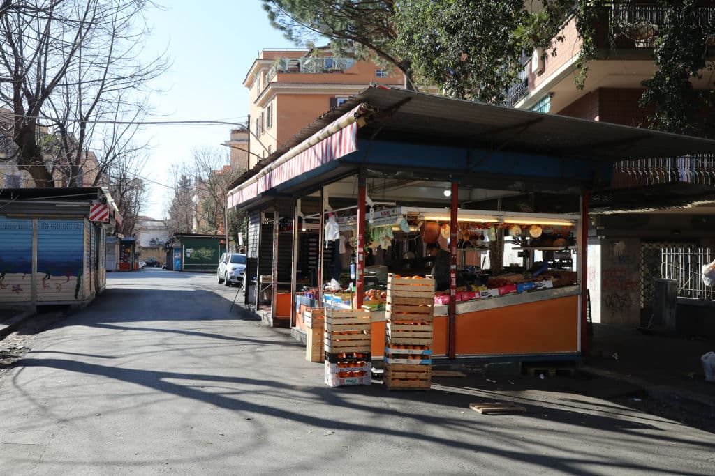 Roma, Italia.
<br>
<br>El mercado de la Piazza Rosolino no tiene clientes que vayan a consumir sus frescos productos.