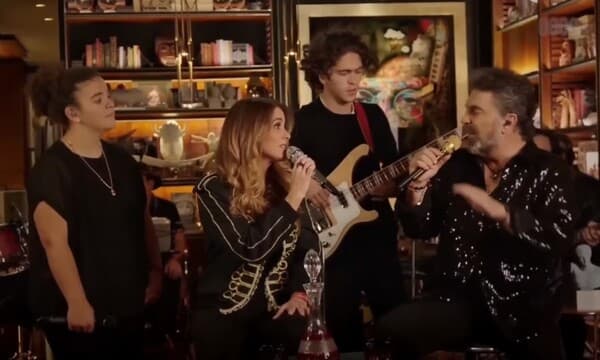 El retrato familiar de los cantantes junto a sus dos hijos acaparó los titulares y se volvió viral, donde los usuarios destacaron lo grande y guapo que está José Manuel, hermano mayor de Lucerito Mijares.