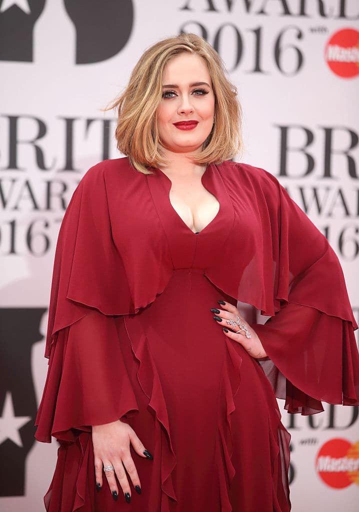 Tras adelgazar más de 68 kilos, publican foto de Adele completamente rapada