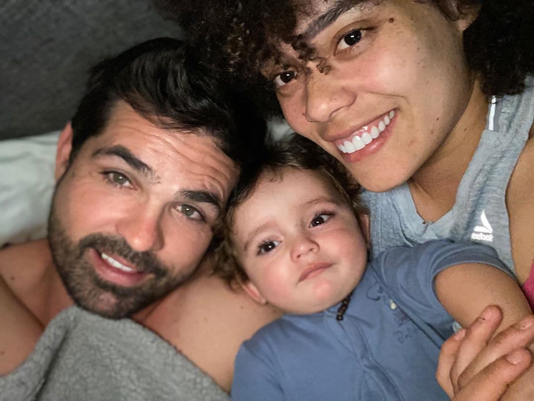 Hace algunas semanas, el pequeño ya dio sus primeros pasos, hecho que sus orgullosos papás mostraron en redes sociales.