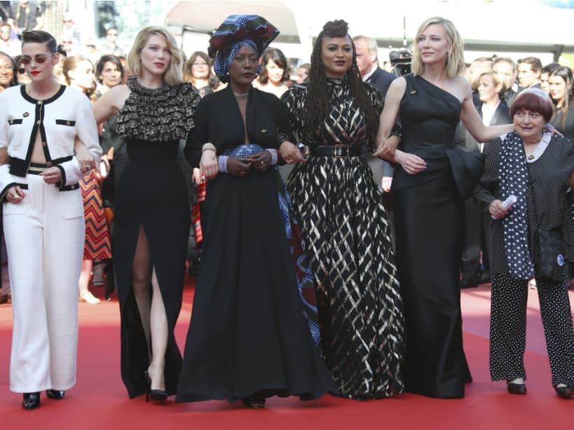 Salma Hayek se une a protesta por la equidad de género en Cannes