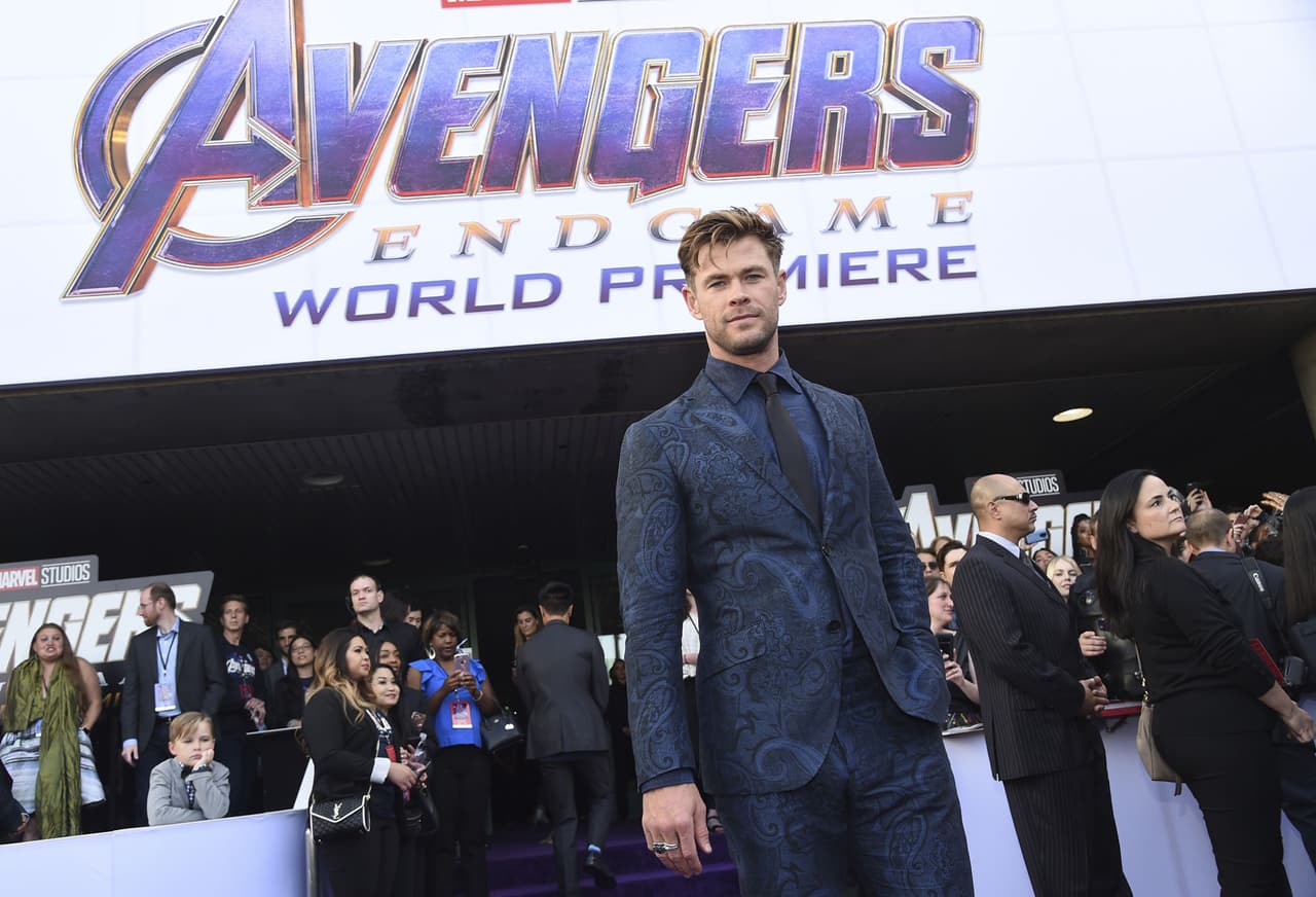 Chris Hemsworth optó por un traje azul con diseño Paisley.