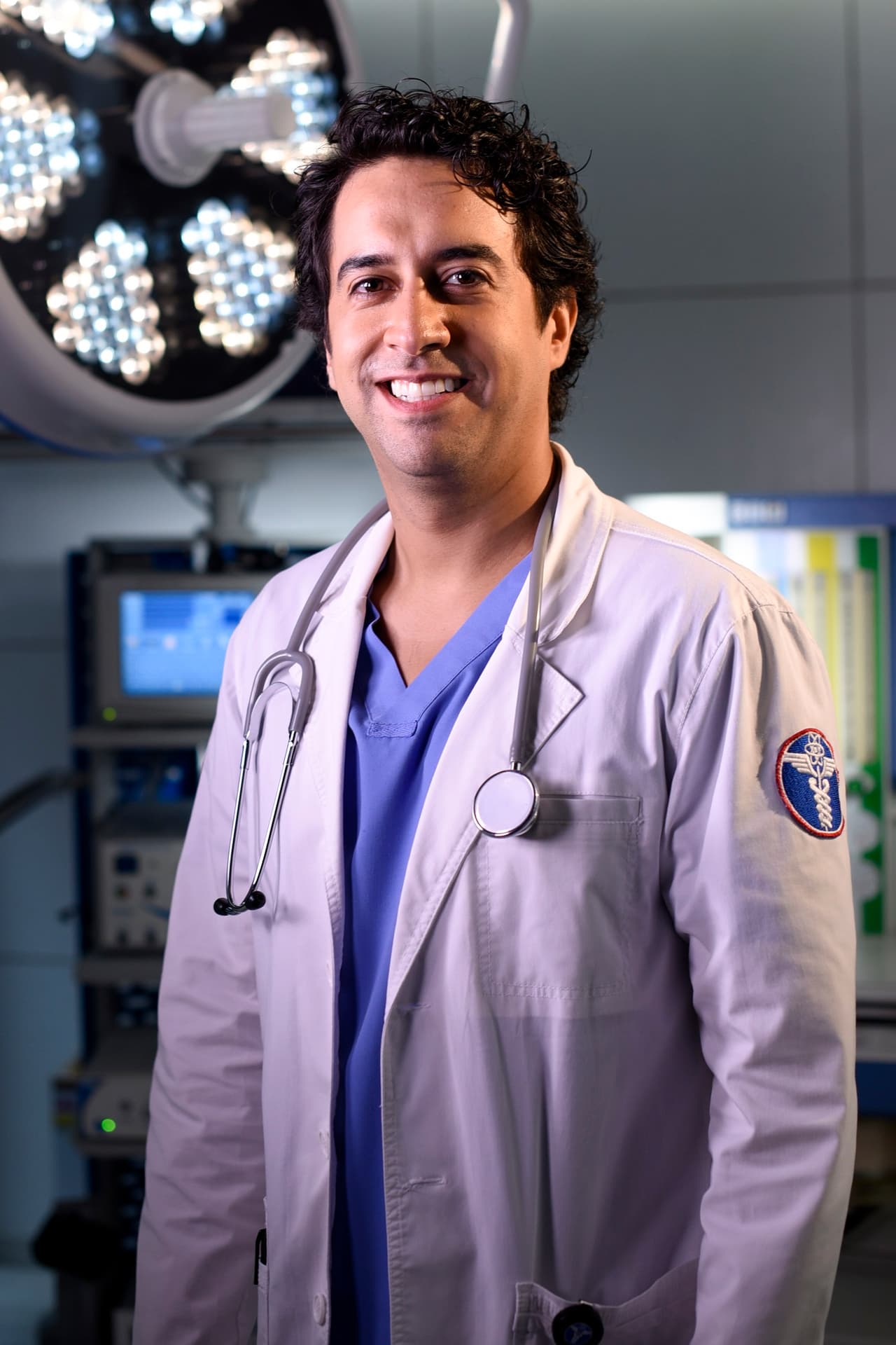 Daniel Tovar da vida a ‘Daniel Juárez’, médico residente que está haciendo su especialidad en pediatría. Es simpático, inteligente, con mucha energía. Es enamoradizo y siempre termina entregando el corazón muy rápido por lo que ha sufrido muchas decepciones amorosas.
