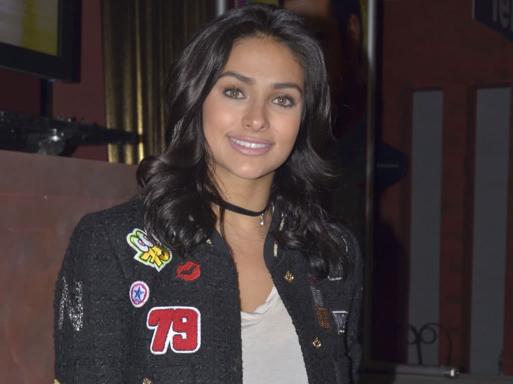 Renata Notni da señales de que está soltera de nuevo