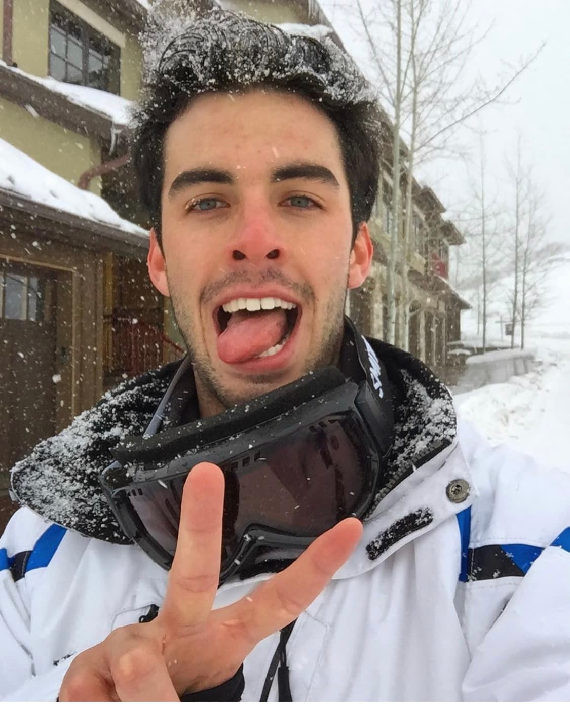 Asimismo, el joven disfruta de viajar y realizar deportes al aire libre, sin importar cuán extremos sean. En octubre de 2016, de acuerdo con una de sus publicaciones, Bastian se aventó del paracaídas.