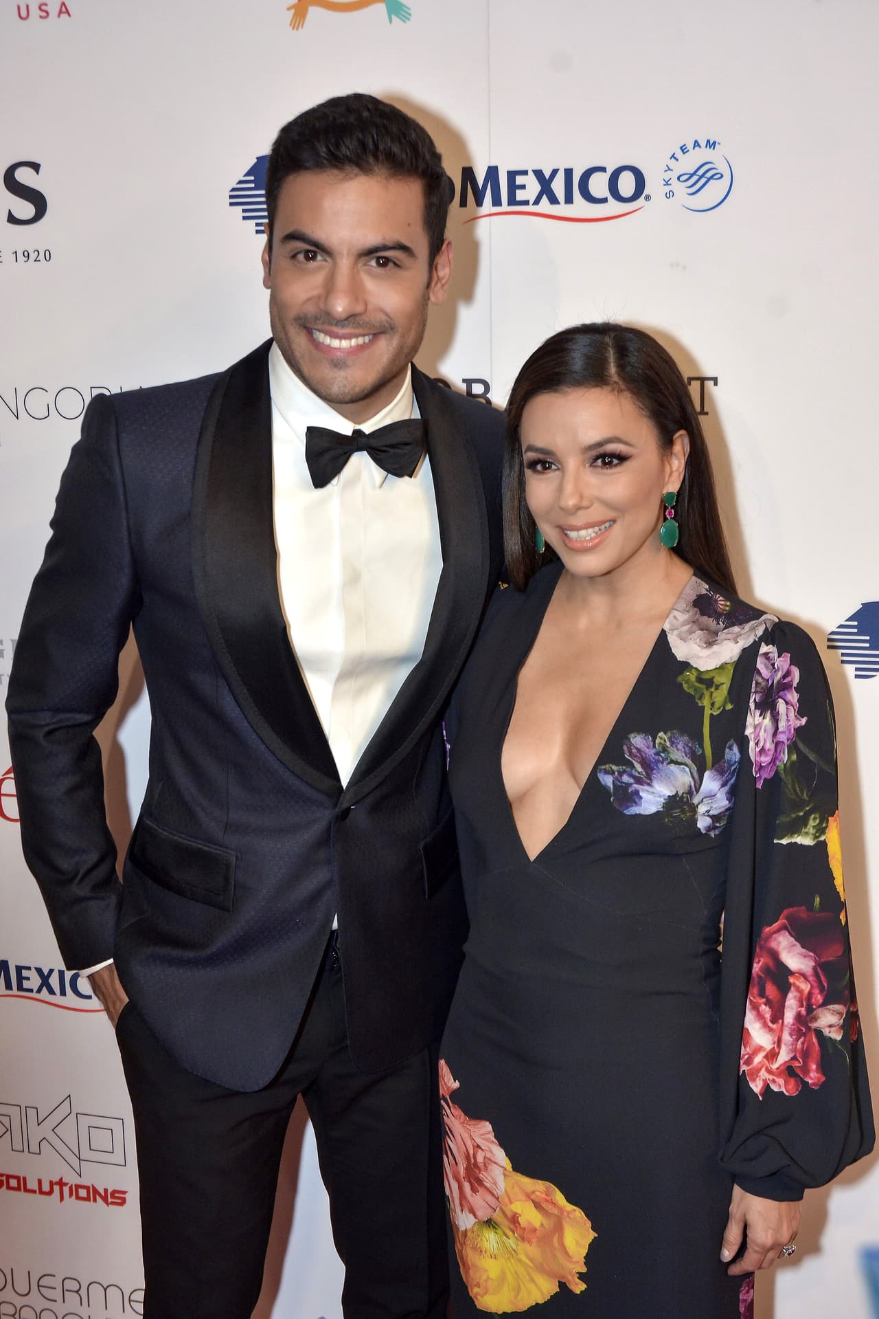 Carlos Rivera se deja ver con su novia Cynthia Rodríguez en los Global Gift Gala