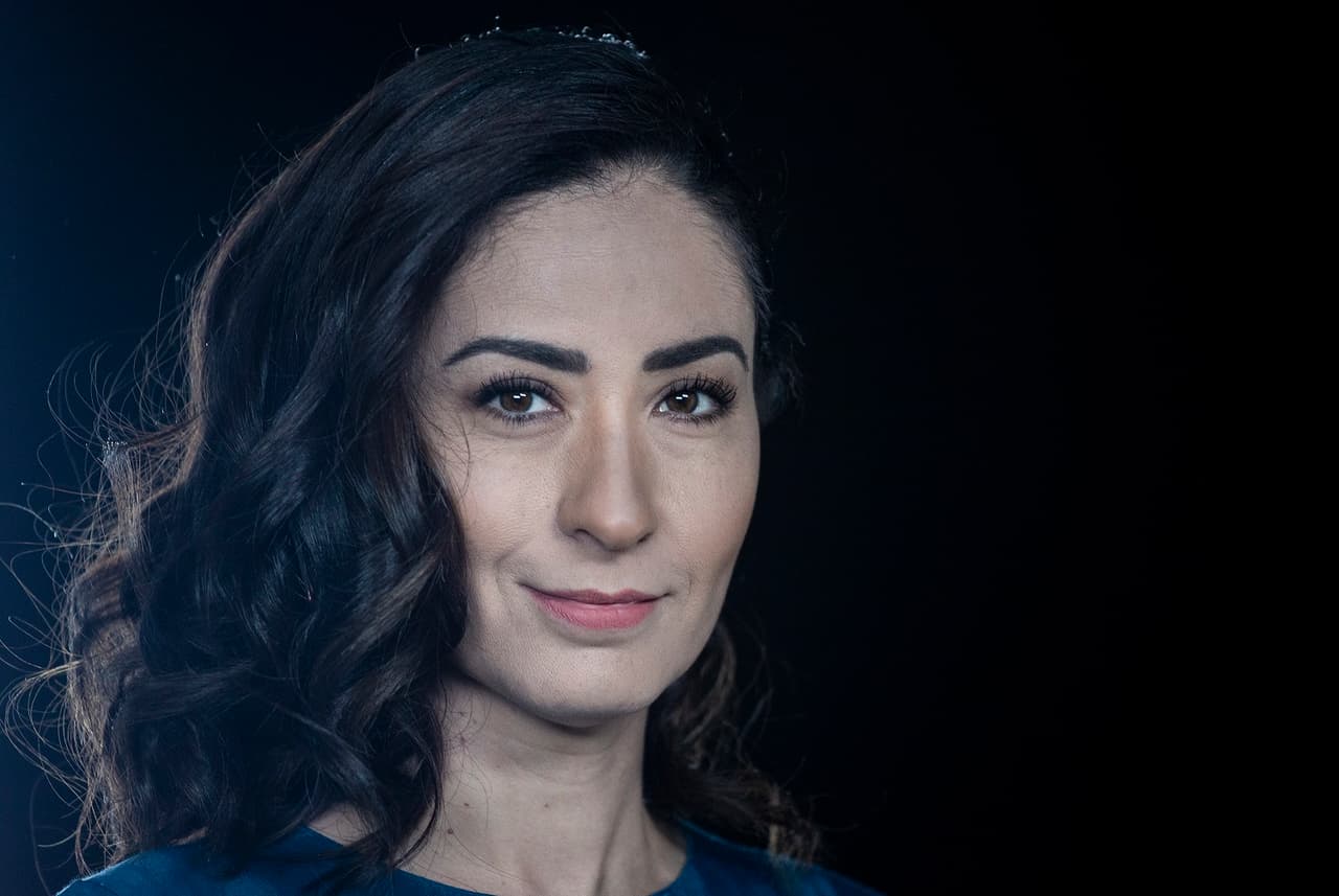 Claudia Troyo nació el 20 de junio de 1978 en Maravatío, Michoacán, desde donde viajó hasta la Ciudad de México para realizar su sueño realidad, el de ser actriz.