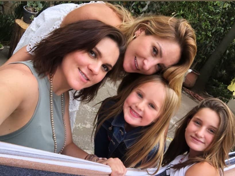 Mientras que un día después tuvo la visita de Geraldine Bazán y sus dos hijas, Elissa Marie y Alexa Miranda. Las pequeñas, de 11 y 6 años respectivamente, se divirtieron pintando el vientre de la futura mamá.