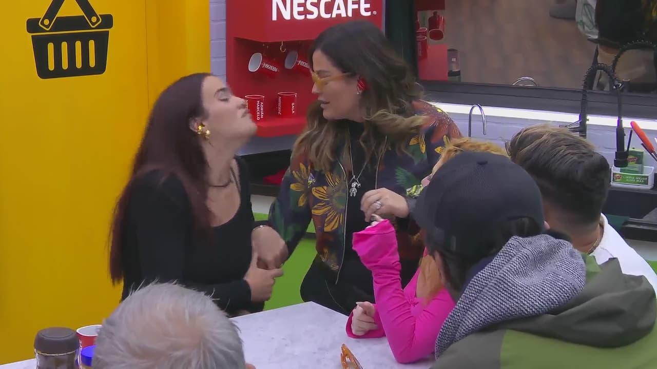 Gala Montes casi besa en la boca a Mariana Echeverría