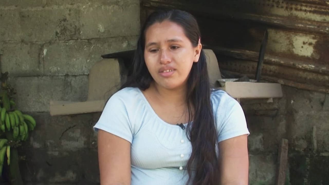 Madre hispana es atropellada al intentar evitar que su hijo fuera embestido: el conductor huyó