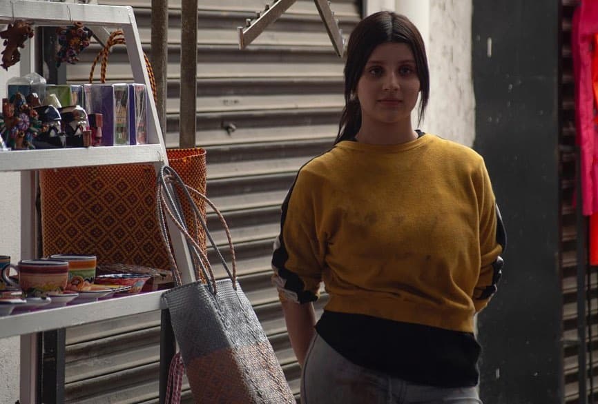 Barbie Casillas es una joven estrella de televisión que forja su carrera en la televisión en proyectos como: ‘Sueño de Amor’, ‘Como dice el dicho’, ‘Esta Historia me Suena’, ‘Falsa identidad’, entre otras.