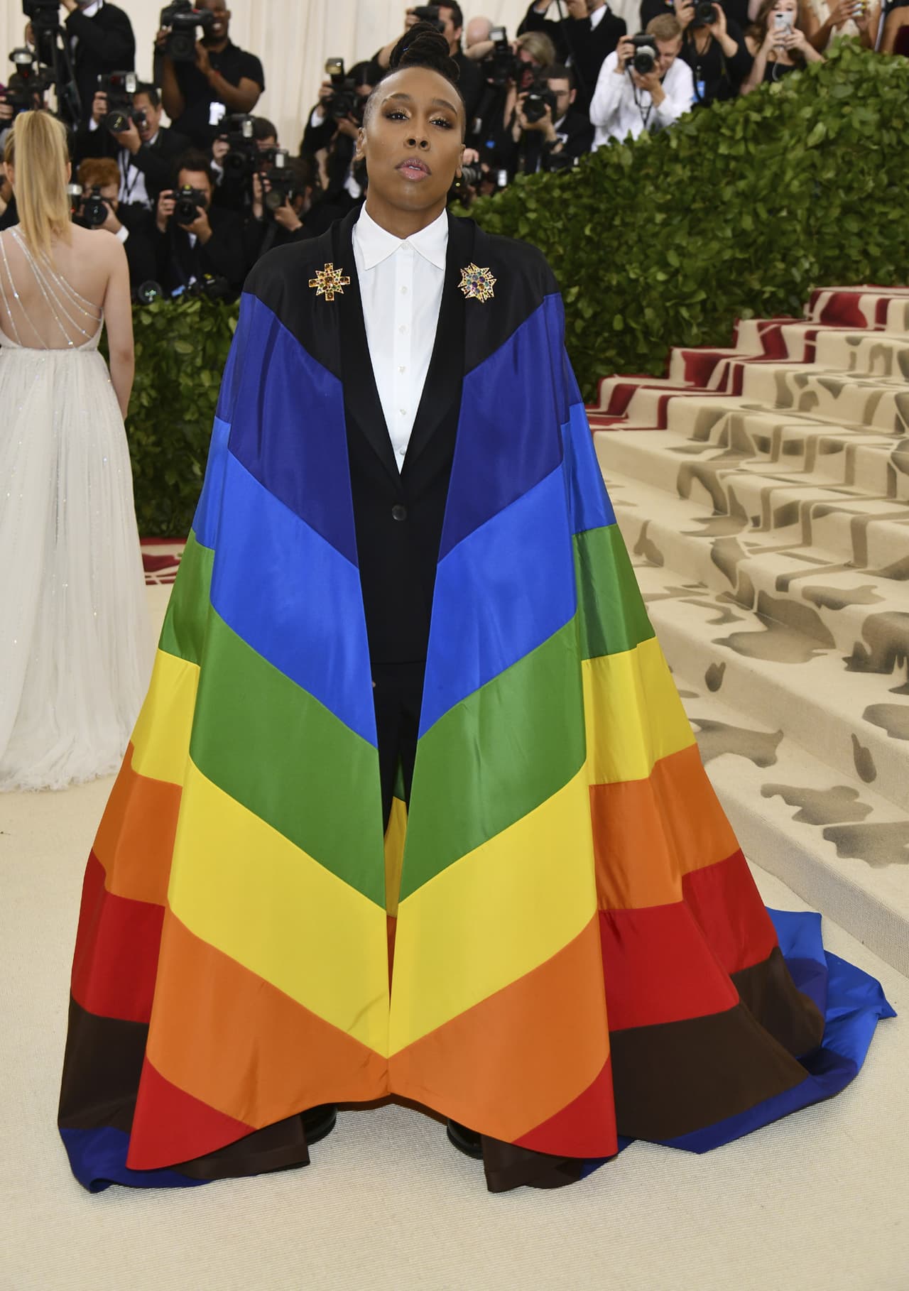 Lena Waithe sorprendió con una capa arcoiris, en apoyo a la comunidad gay.