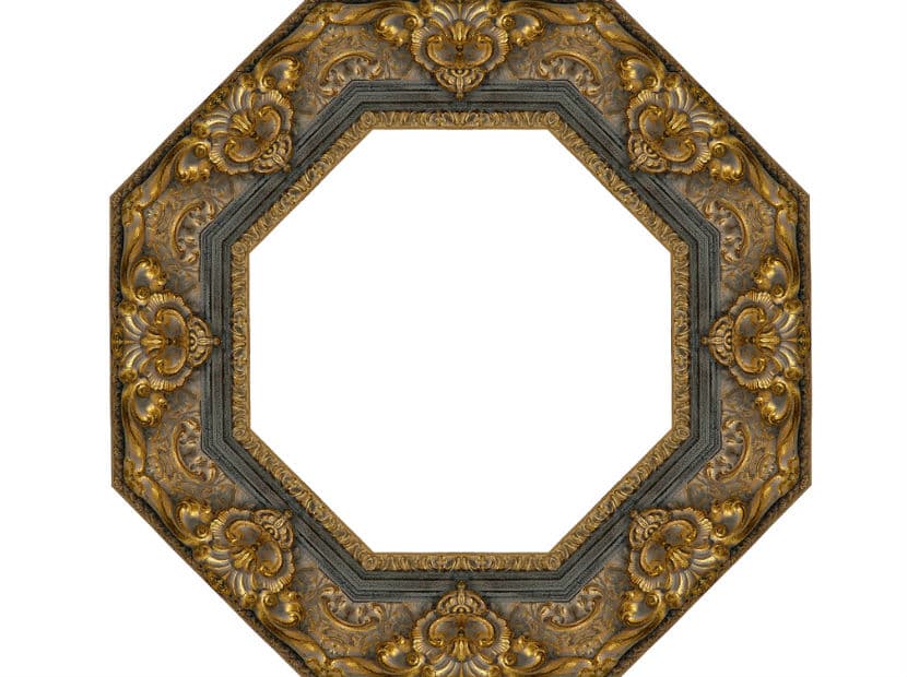 Los espejos octagonales en las puertas de entrada rebotan los males hacia el exterior