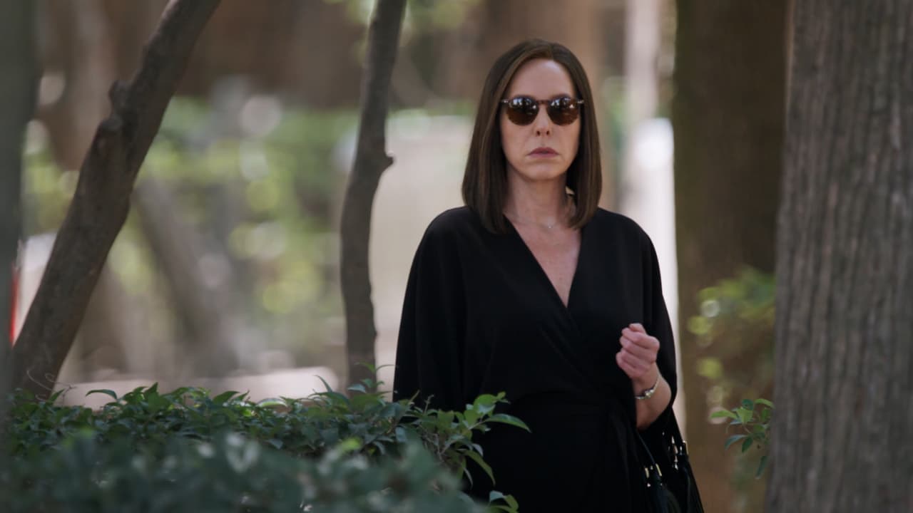 Al que llega 'Alejandra', una mujer que llama la atención de los presentes.