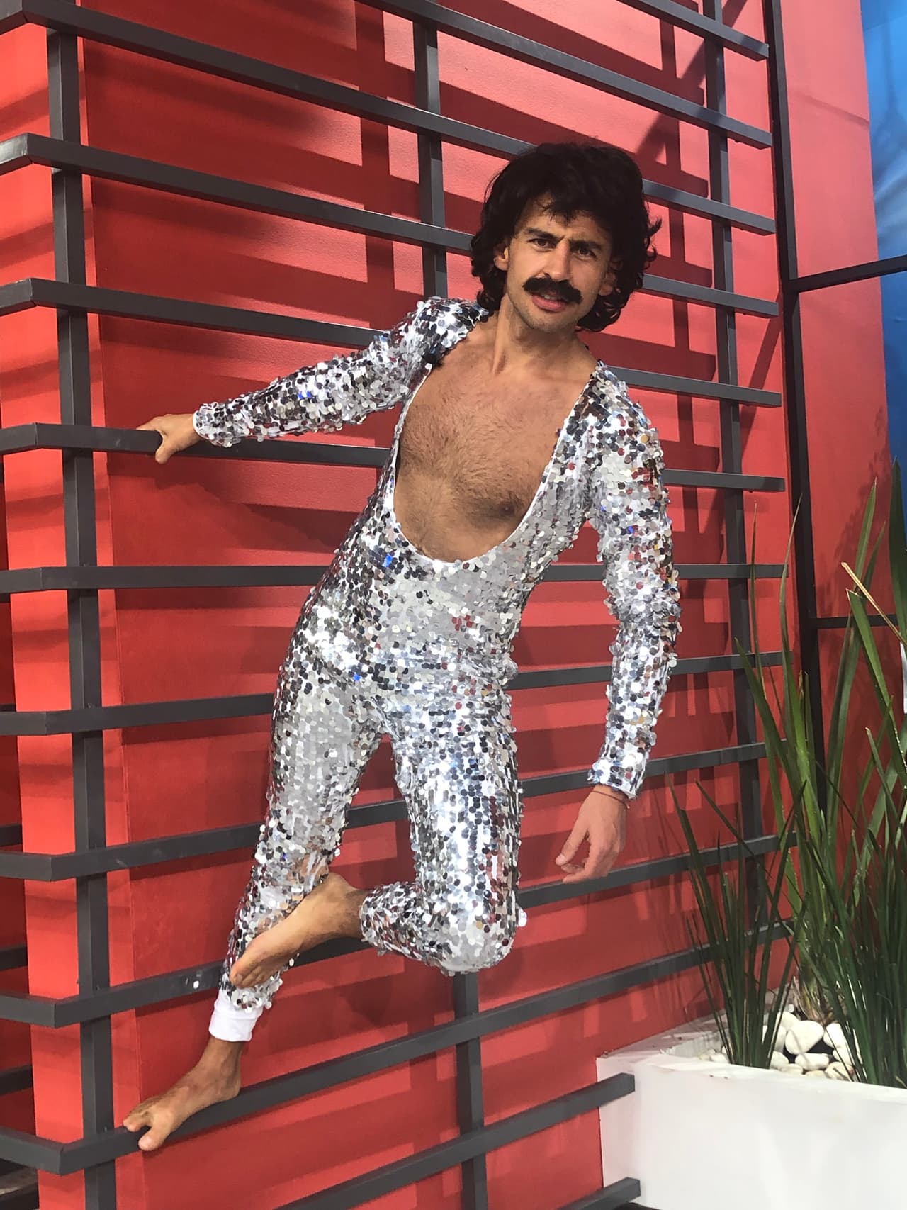 Mercury fue considerado como el primer cantante de rock en presentarse con mallas de ballet y atuendos ajustados.
