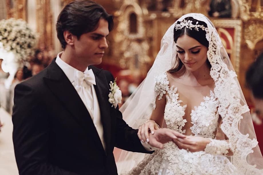La boda de Ximena Navarrete y Juan Carlos Valladares se celebró el 1 de abril de 2017 en el Colegio de las Vizcaínas, en la Ciudad de México. El vestido de novia fue una creación de Benito Santos y tuvieron varias celebridades entre sus invitados, como Sofía Castro, Alejandro Fernández, Claudia Álvarez, Carlos Rivera, Jacqueline Bracamontes y Martín Fuentes.