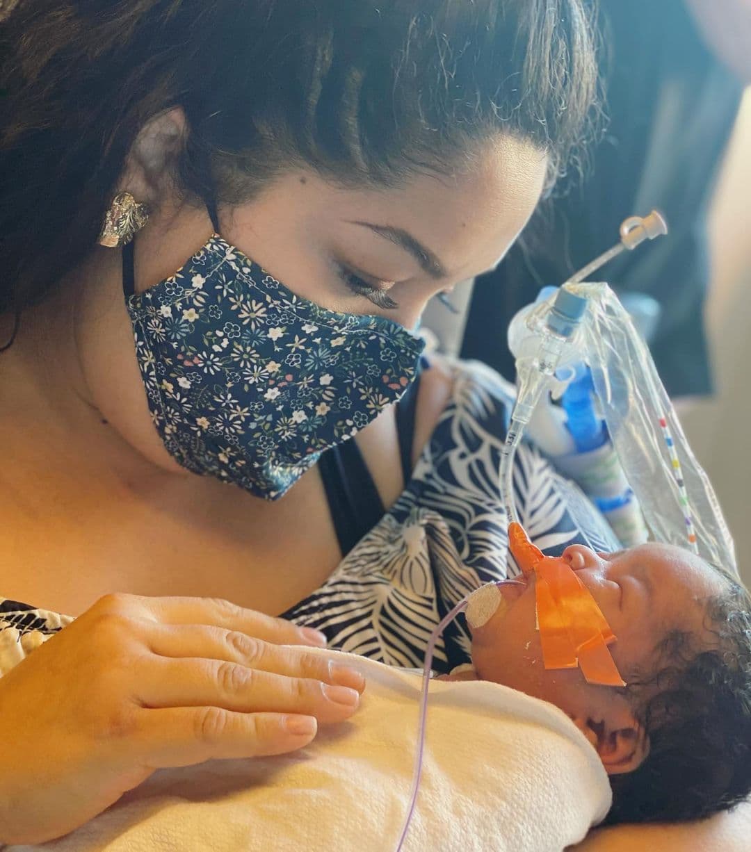 Las primeras horas fueron duras para Hannan, pues aspiró meconio y luchó contra una infección que invadió el líquido amniótico. Aunque la bebé sigue hospitalizada, ya le fue retirado el ventilador, por lo que ahora la cantante espera la completa recuperación de su hija.