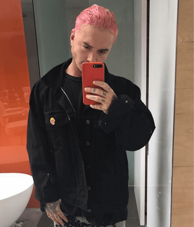 Sorprendió a todos con su cabellera rosa