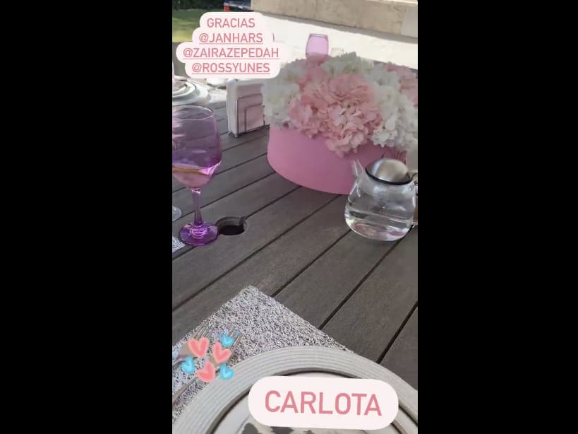 De acuerdo con las imágenes que publicó Magda, la íntima reunión estuvo decorada con detalles rosas y blancos.