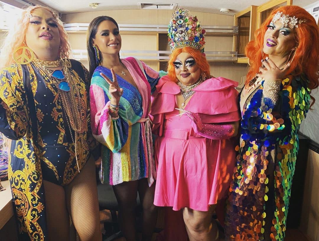 Para subir al escenario del Zócalo Capitalino, la conductora decidió cambiar de outfit y lució un vestido colorido y cambió su peinado.