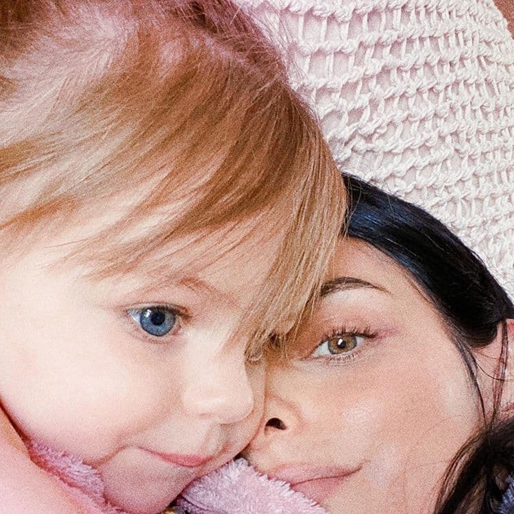 Aislinn Derbez despertó un día sin saber cuánto tiempo había pasado. Sin embargo, aseguró estar muy feliz al tener a su hija al lado. "Me gusta eso por alguna extraña razón".