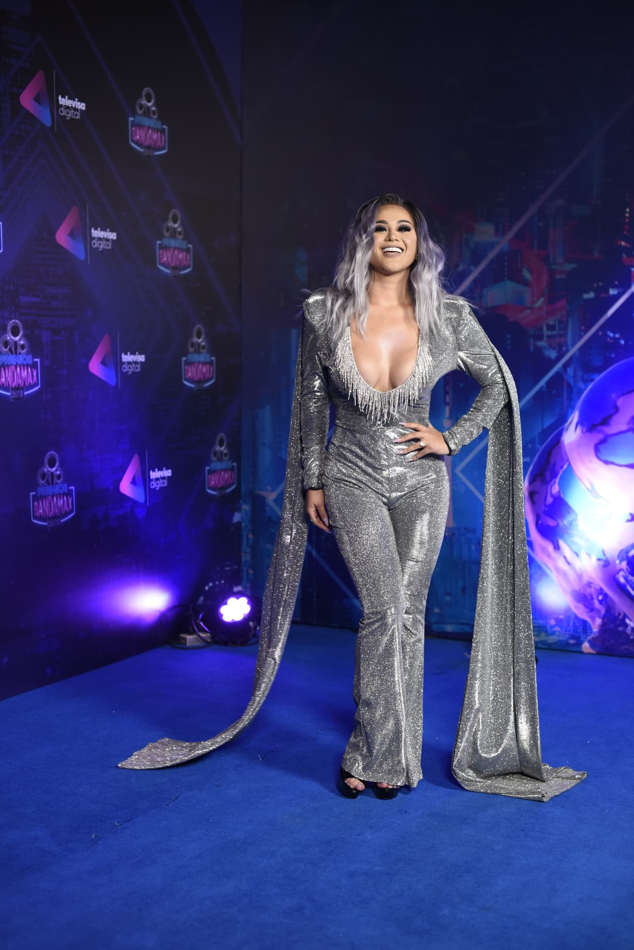 Gomita lució un vestido plateado del diseñador Palazzo para conducir la alfombra azul de los Premios Bandamax 2019 para Televisa Digital.