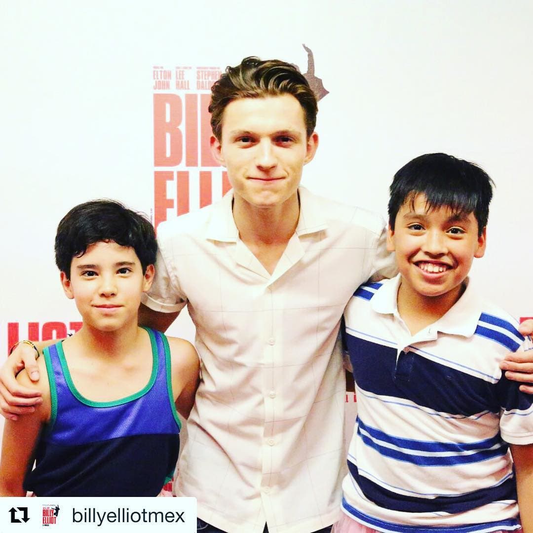 Eduardo es un joven que comenzó su carrera como actor desde muy pequeño en cortometrajes y en el teatro. En 2017 destacó por formar parte del elenco de la puesta en escena Billy Elliot. En esta imagen aparece con Tom Holland, el actor que actualmente acapara las miradas al interpretar a 'Spider-Man' también fue Billy Elliot, pero en el cine.