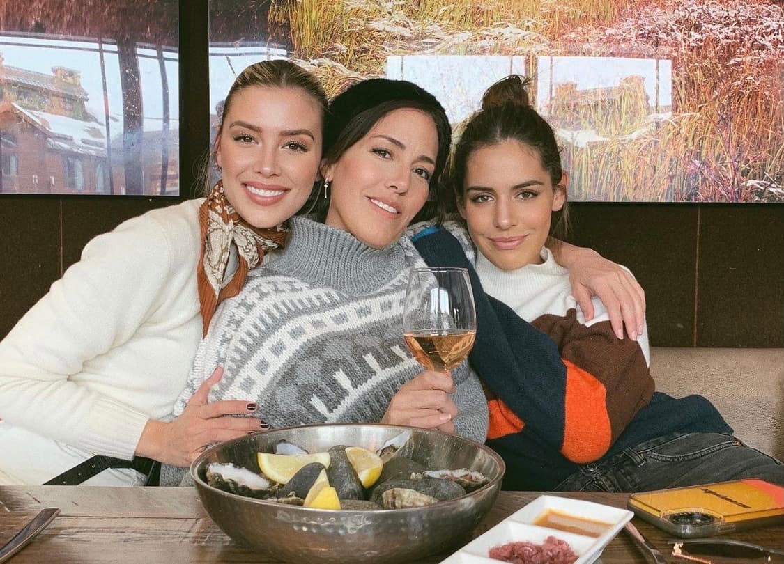 Camila es producto de la relación que Stephanie tuvo en la década de 1990 con el músico Pablo Valero, exintegrante de la banda mexicana de rock, Santa Sabina.