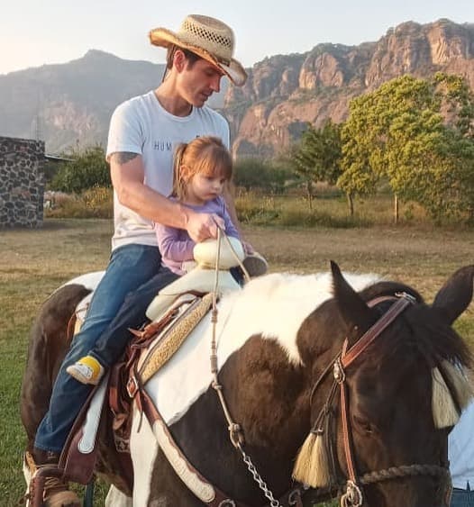 Mauricio Ochmann comparte emotiva foto con su hija Kailani y fans dicen: “Eres un padre especial”