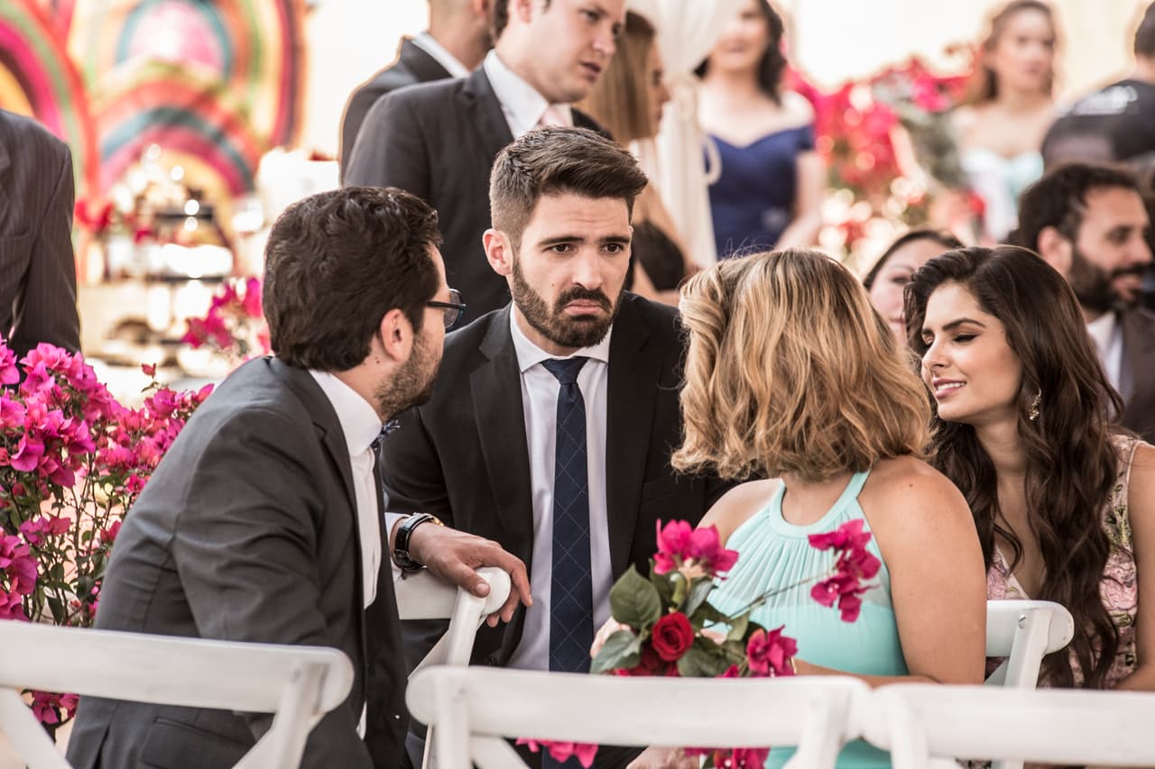 En la fiesta, los presentes echaban buen chisme. ¿De qué estarán platicando Crucita, Ivette, Diego y Betty?