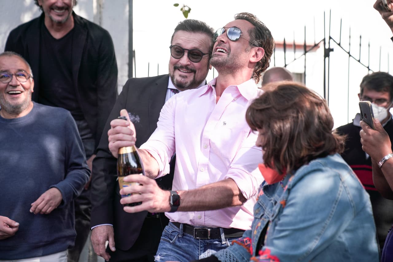 Gabriel Soto fue el encargado de abrir la champaña para celebrar el evento.