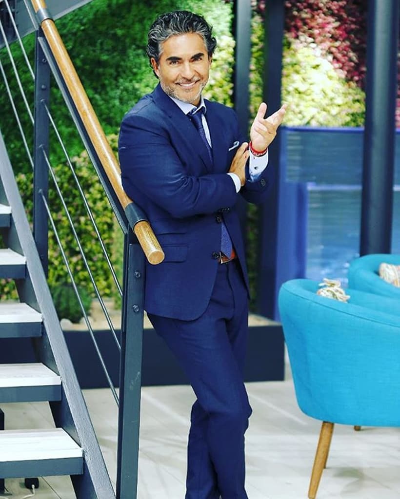 En el programa ‘Con Permiso’, el actor detalló a Juan José Origel que conoció a María Amelia hace 3 años al trabajar juntos en el programa matutino, pero fue hasta inicios de 2020 que decidieron comenzar a salir.
