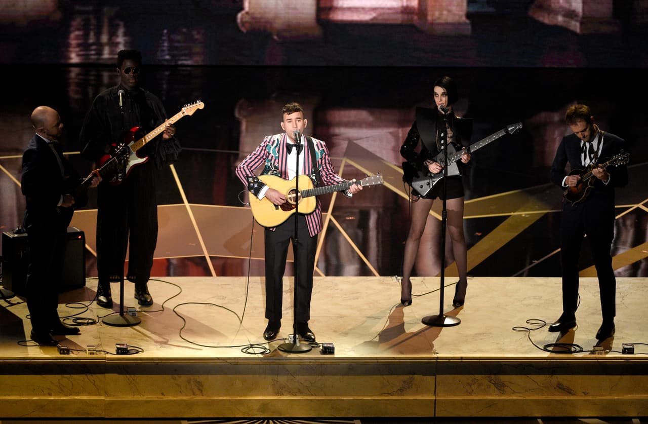 Sufjan Stevens brilló con su interpretación de ‘Mystery of Love’ de la cinta ’Llámame por tu nombre’.