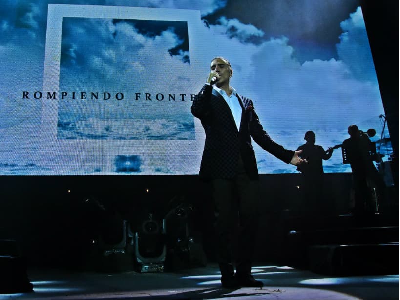 'El Potrillo' ofreció el primero de dos conciertos en Luna Park como parte de su gira 'Rompiendo Fronteras'