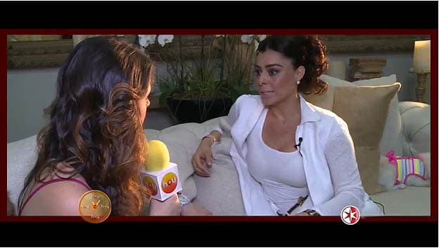 Marifer Centeno interpreta la firma de Yadhira Carrillo