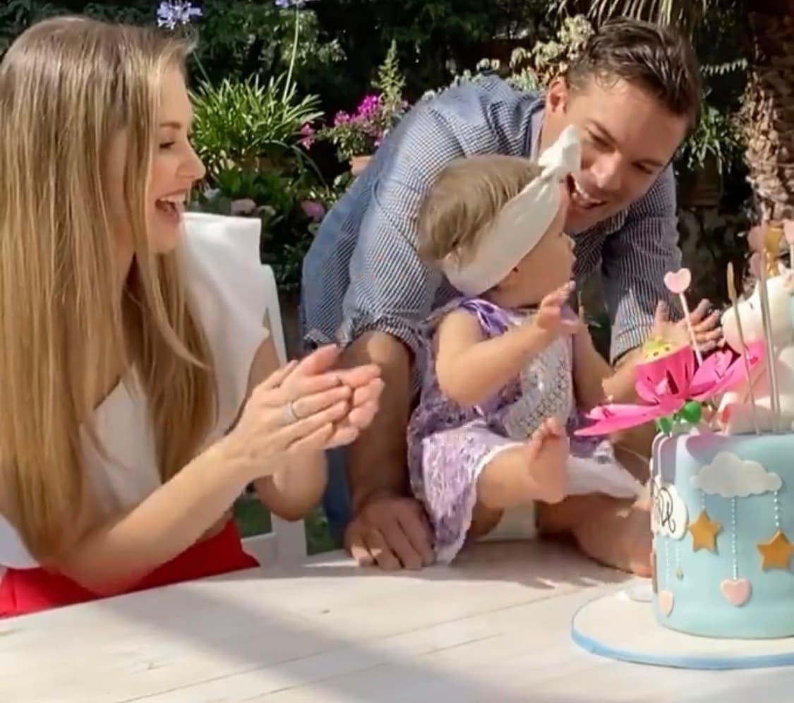 De igual manera, además de las imágenes, Martz posteó un video del momento en que le cantan "Las mañanitas" a la niña y ella aplaude al ritmo de la canción.