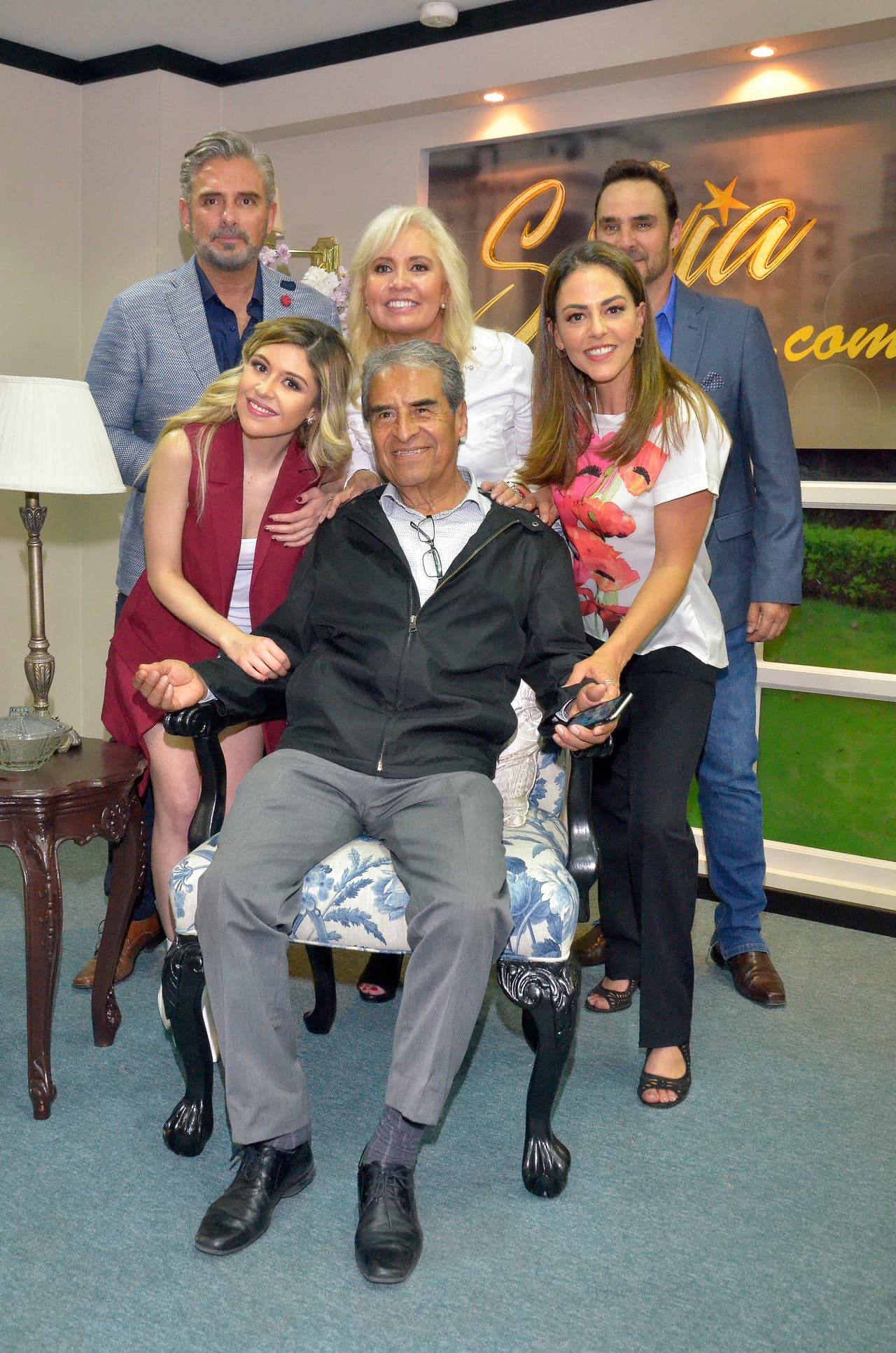 Carla Estrada, Nicole Vale, Adriana Nieto, Alberto Casanova y Harry Geithner inauguraron el set y convivieron con los asistentes a la presentación de Silvia Pinal frente a ti.