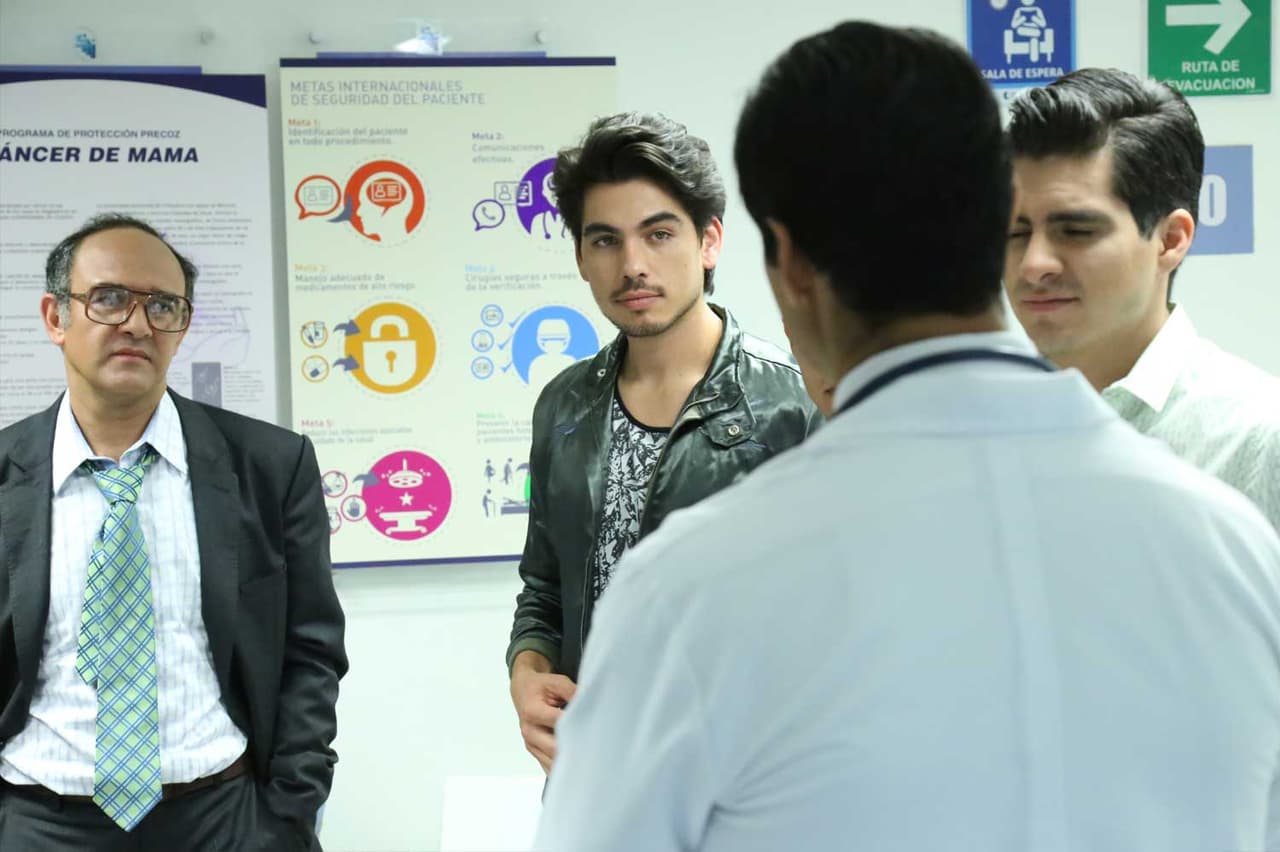 El doctor al fin logra estabilizarla, pero su estado es preocupante.