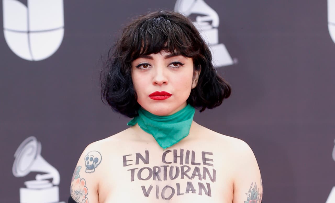 La poderosa protesta de Mon Laferte desnuda y con pañuelo verde en los Latin Grammy