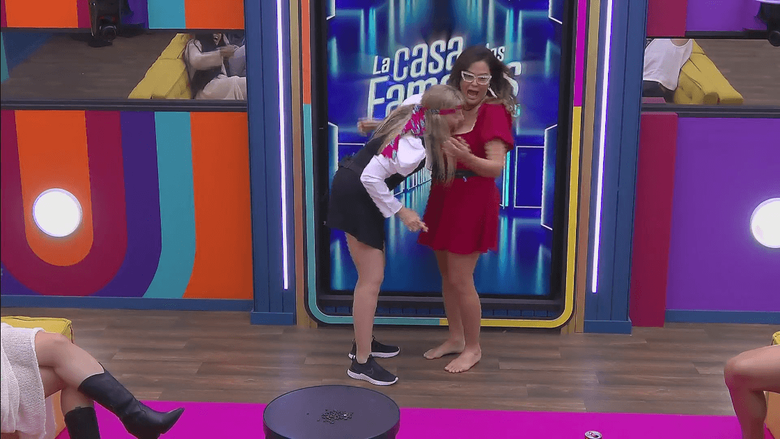 Shanik chupa el pecho de Mariana Echeverría