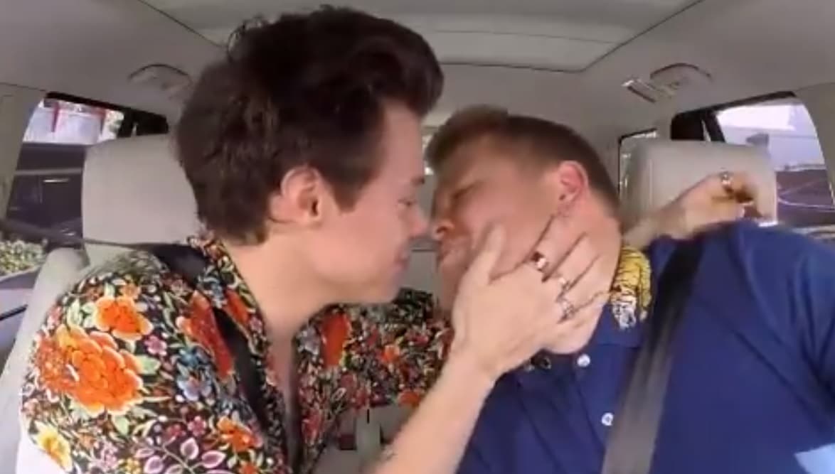 Harry Styles besó en la boca al comediante James Corden