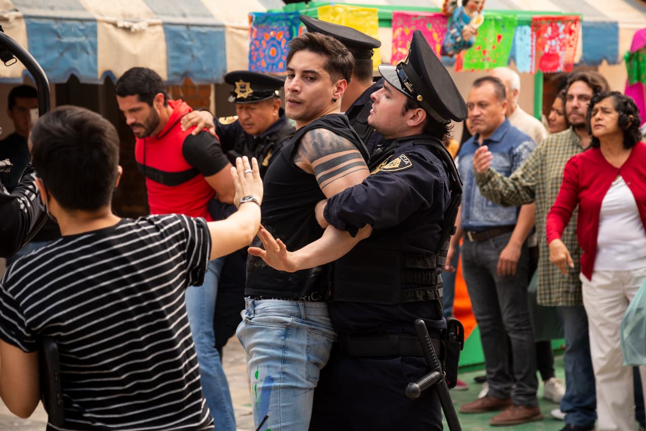'El Cholo' es detenido injustamente por la policía.
