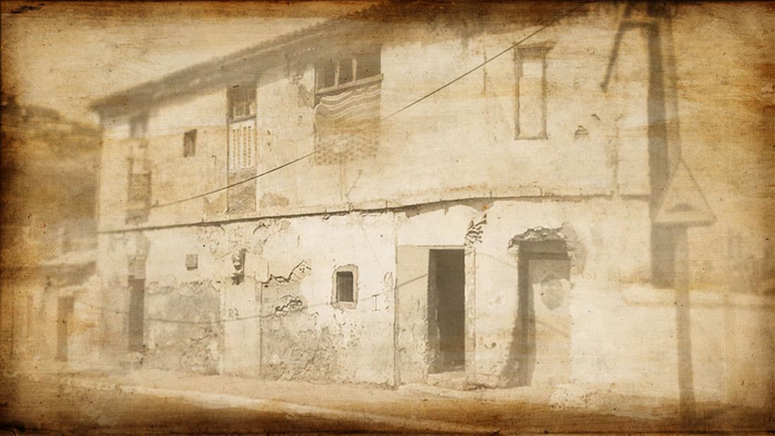 Soñar con casas viejas o descuidadas sugiere que el tiempo no está a tu favor, ya que de alguna manera las cosas personales y de negocios se han ido a pique.