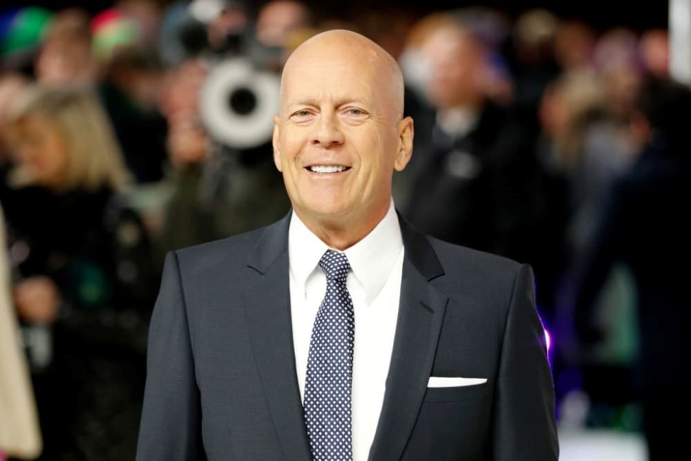 The Hollywood Reporter explica que la producción le ofreció 3 millones de dólares por cuatro días de trabajo para aparecer en un papel pequeño, pero Willis pedía un millón por cada jornada en el set, es decir, 4 millones de dólares. Al no llegar a un acuerdo, se decidió reemplazarlo por Harrison Ford.