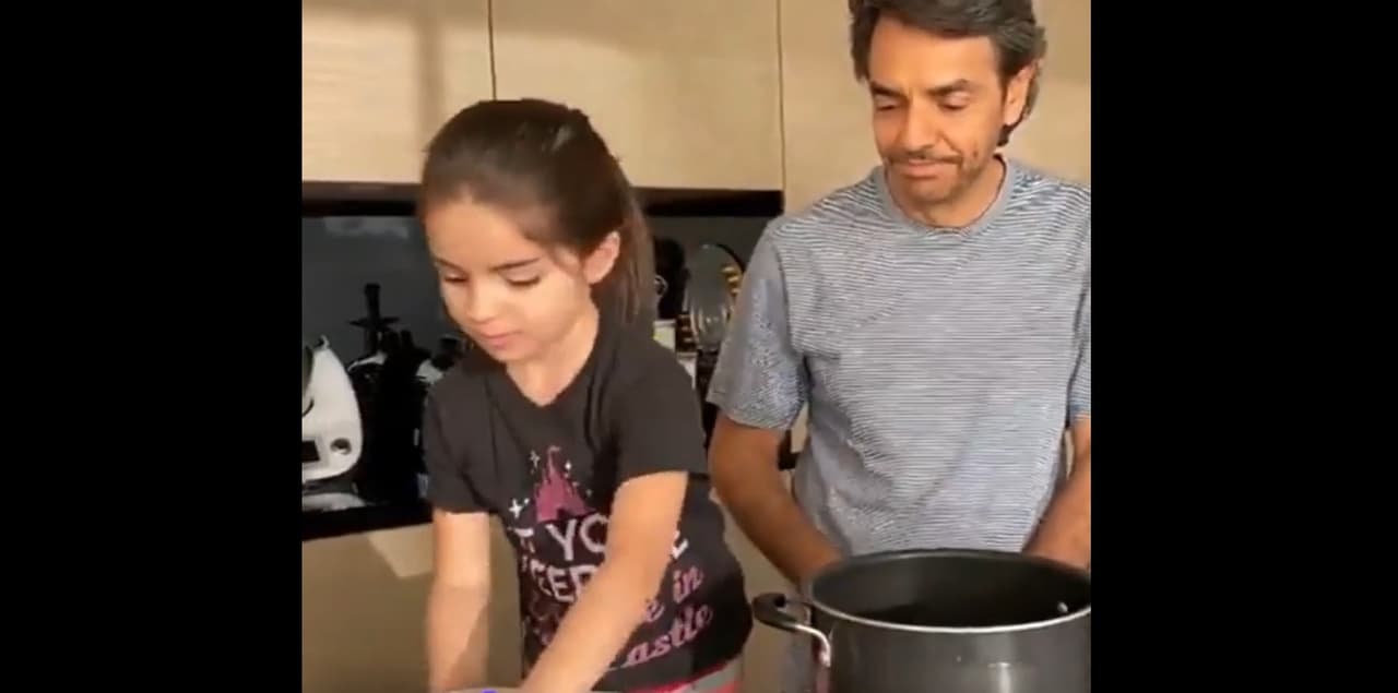 Eugenio Derbez ha mostrado la cocina en diversos sketches, en los que se observa que cuenta con gabinetes desde el techo hasta el piso en color café claro y electrodomésticos de acero inoxidable.