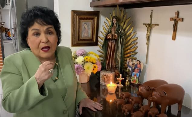 Carmen Salinas destinó un espacio de la cocina para colocar un altar religioso, el cual cuenta con una figura de la Virgen de Guadalupe, un par de crucifijos, flores y una veladora, además de imágenes de Santos de los que también la actriz es devota.