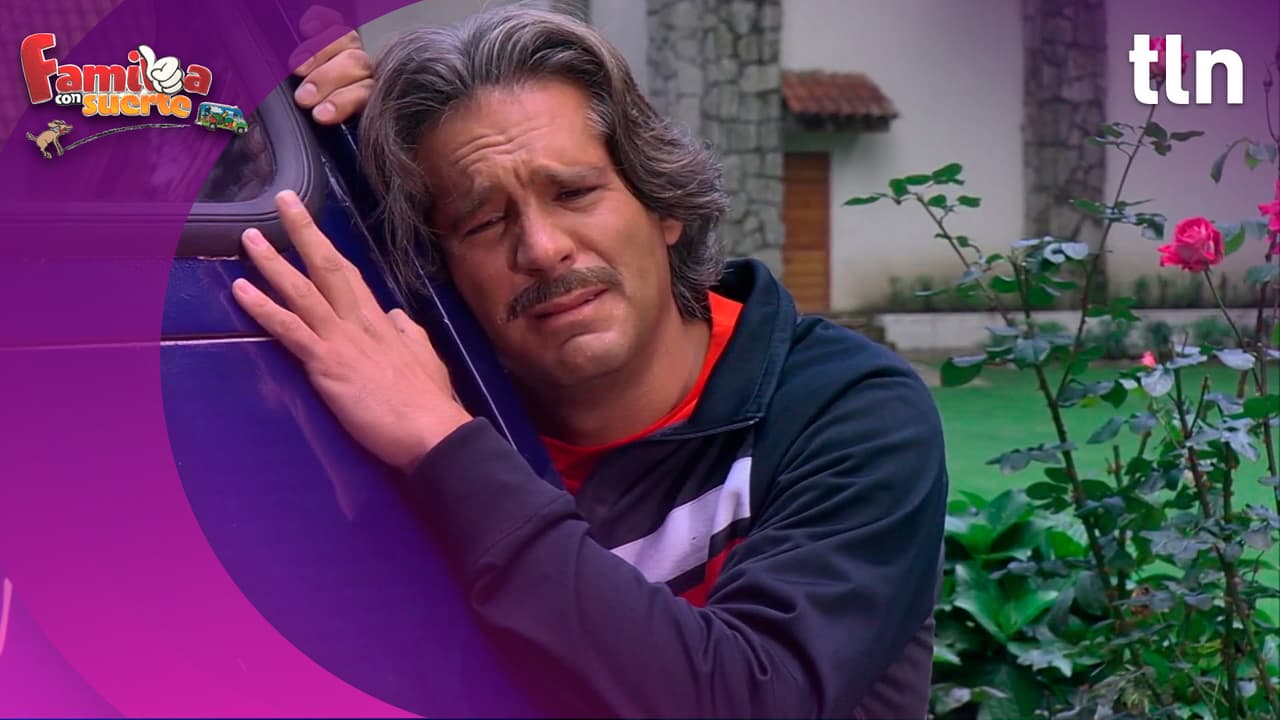 Pancho está destruido por la publicación de Rebeca y Mike, dándose un beso