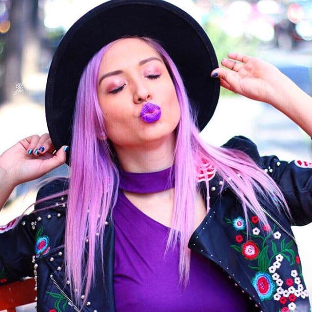 Mafer Lara, modelo y actriz de Como dice el dicho, decidió usar su cabello color morado o rosa.